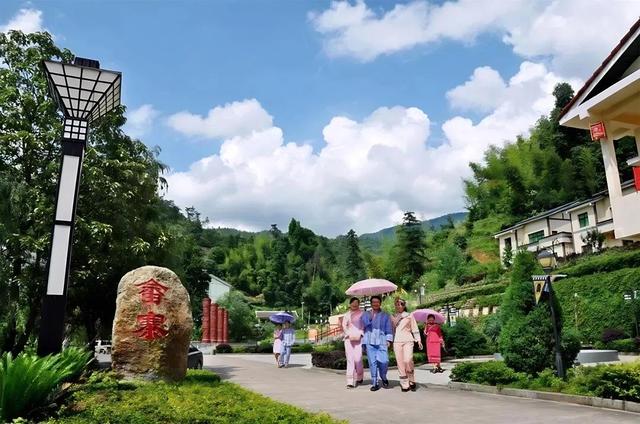 联动抖音官方ip“来江西晒个秋”带你玩转鹰潭，跟随旅游主播，打卡秋日同款场景！