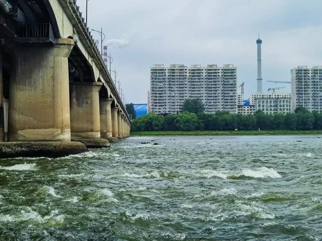 流经吉林市区的松花江