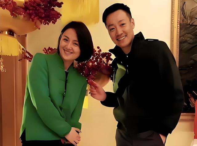 离过年不到2月，52岁辛柏青高调传出喜讯，朱媛媛终于可以放心了