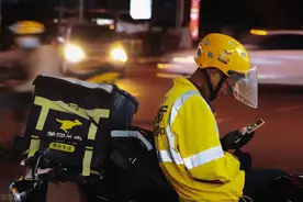 21岁外卖小哥与33岁阿姨同居，白睡两年后自述：分手后收到一套房图片