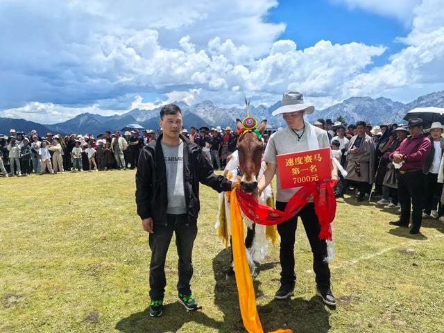 萨玛王朝后裔康巴人的赛马节