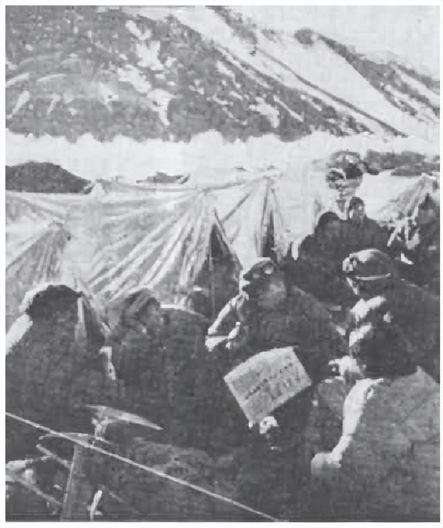 老照片：我国男女登山运动员壮志凌云攀登世界最高峰