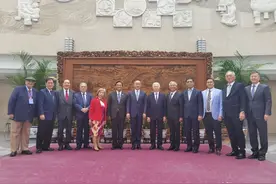 辽宁舰绕菲转了一圈，菲律宾一批人马访华，中菲撞船瞒4天才公开图片