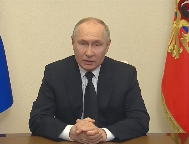 解放军围台军演历史性突破，特朗普连说两个不，普京做最明智选择