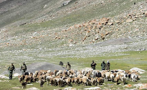 中阿边境村，镇守4000米瓦罕走廊入口，村中小卖部日营业额达千元