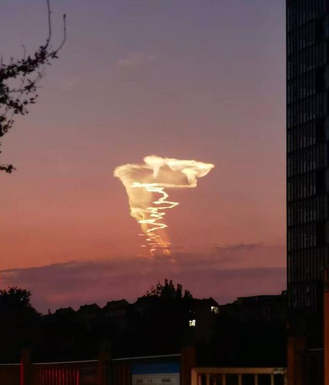 傍晚 石家庄天空出现巨型不明发光体