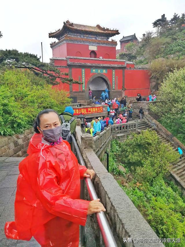 登泰山赏名家石刻，这些石刻都在必经之路上