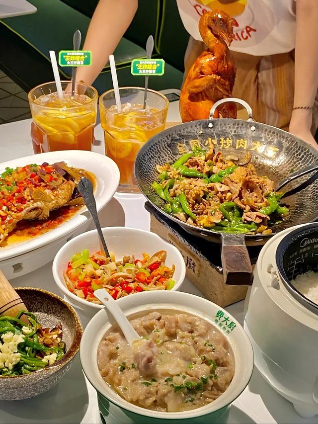 年销500万份辣椒炒肉的费大厨，竟然拒绝做外卖！