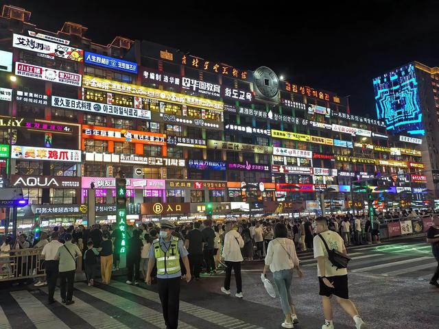 延边大学网红墙：光影燃动城市夜，烟火照亮文旅潮