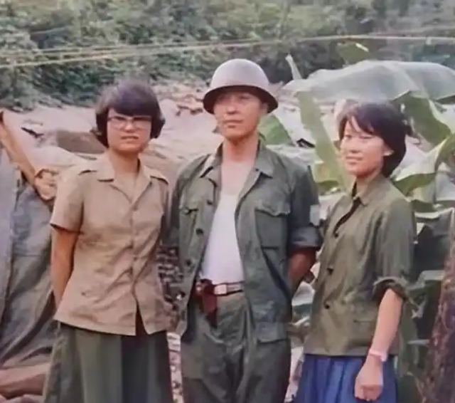 86年老山战场，亲吻临终士兵的女战士张茹，29年后去他墓前探望