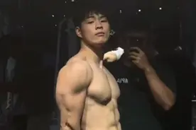 甩棍哥的路怒症，被外卖小哥治愈，评论区女生沦陷，芳心纵火犯图片