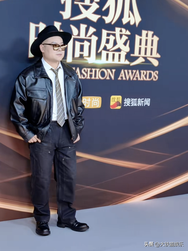 北京这一晚，55岁刘奕君秒了41岁向佐，才懂男人刚阳硬朗的魅力