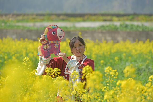 “冬日花海”引客来 万峰林景区6000多亩油菜花渐次开放