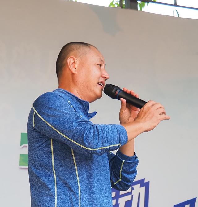 福建龙岩徒友为广东梅州助力，200多人同登旗山，进防空洞探秘