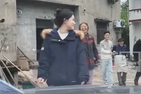 男子开车接女友 女友一家人围观图片