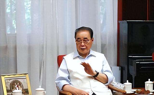 原国务院总理李鹏坦言：外界传闻我是周总理养子的说法，并不确切