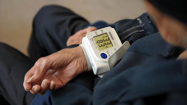 人有没有高血压，散步就知道？有高血压的人，散步常有这3个表现