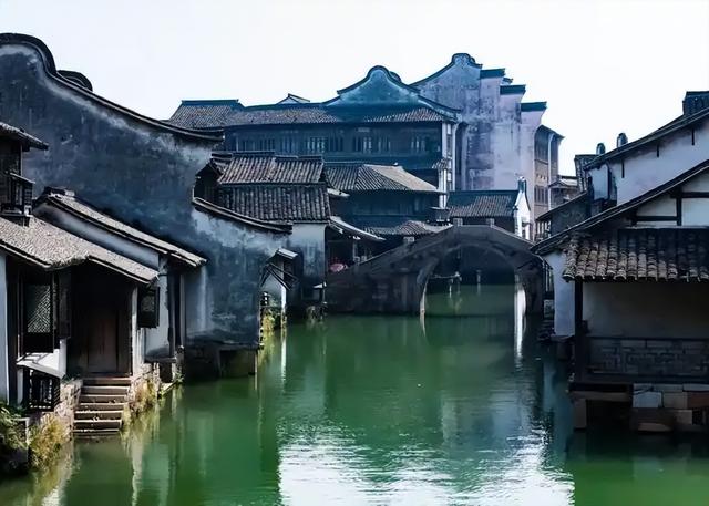 从周庄到剑川：游客为啥逃离热门古镇？商业化的高级玩法找到了