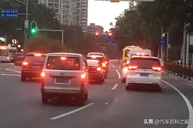 为什么老司机等红灯时一直踩着刹车？内行人告诉你，这才是高手图片