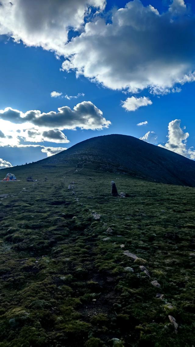 爬拉萨哲蚌寺后山，从海拔3600米到山顶5300米，上下20公里