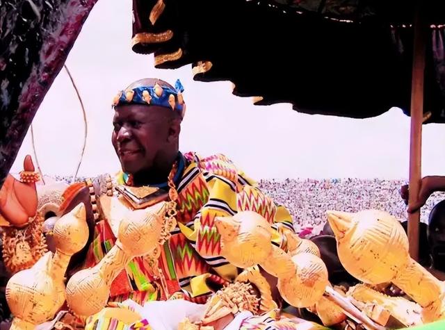 非洲的“黄金部落”：酋长有80个老婆，就连女性的内衣都是镶金的