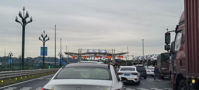 一车一人自驾游（十三）：高速路口遇大件运输，养老房逾期难收房