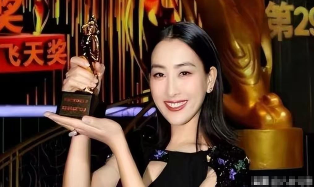 被黑人驮肩上，和孔令辉同居11年的马苏，终为自己的风流付出代价