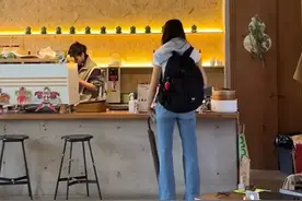 何超琼穿紫色旗袍给祖国庆生，何超欣看升旗，任达华女儿手拿红旗图片