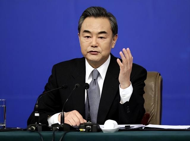 见完莫迪一面后，中方专机并未飞回北京，立马改道去了巴基斯坦