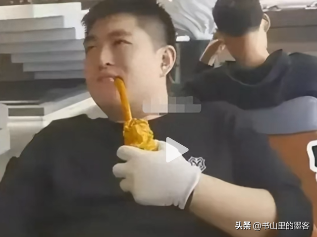 68岁赵本山现身三亚，逛街专人接待，买太多衣服保镖快拎不动袋子