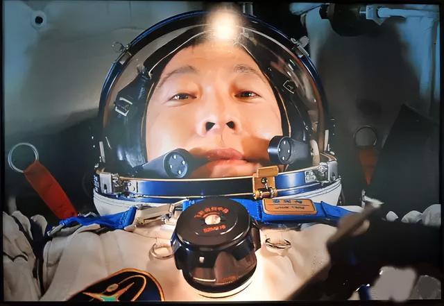 神二十任务过半，神舟二十一待命发射，60岁杨利伟亮相，还会飞吗