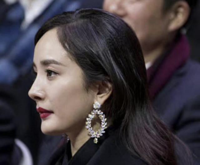 鼻子是五官之首太影响颜值了，这8位明星都败给了一个“丑鼻子”