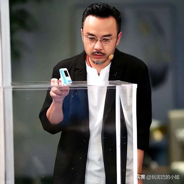 51岁汪涵现状:常年居住在长沙,穿人字拖嚼槟榔,大烟斗不离身