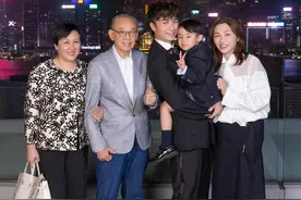 古巨基晒全家福4岁儿子古晋匡长相神似爸爸古巨基妈妈年轻又洋气图片