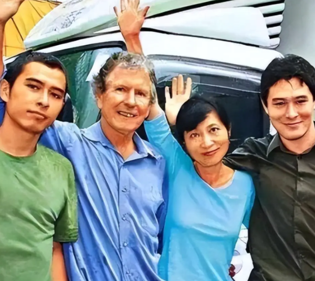 苍天饶过谁！拒唱国歌否认中国籍，俩儿子落户国外，她现状如何？
