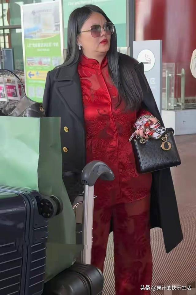 李湘瘦好多！带王诗龄哈尔滨参加活动！母女俩又瘦又薄！美出天际