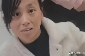 残疾母亲带儿子去游乐园，讨价还价5块钱，老板：看着心疼，免单图片