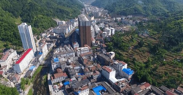 陕西安康小县城，地广人稀县城只有两万人，风景秀丽好有烟火气
