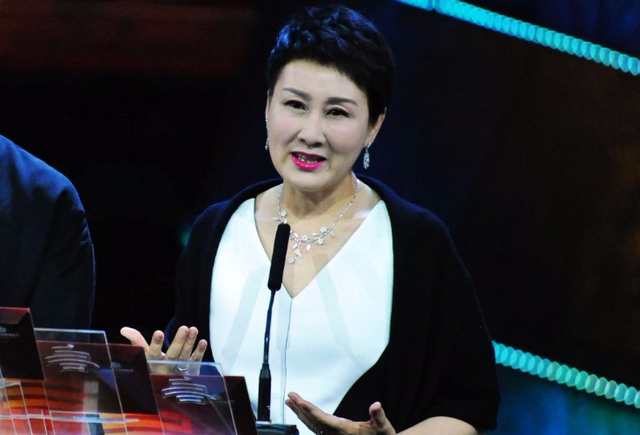 万万没想到，口无遮拦的张凯丽，因阅兵上的一句话，实现口碑逆转