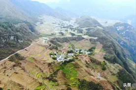 去古路村索道站，发现路上不少房屋建在陡峭高山上，大峡谷真壮观图片