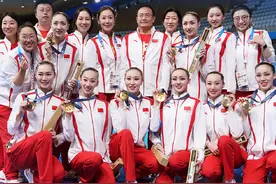花样游泳8仙女，个个赛天仙，队长冯雨更是开幕式旗手图片