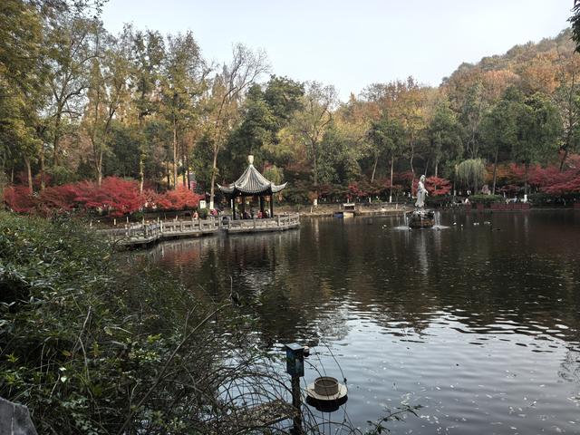 南京栖霞山一日徒步，游千年古刹，看漫山红叶