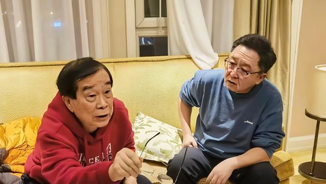 五位相声名家双节聚会！于谦师父辈分高却站着，四位搭档已去世