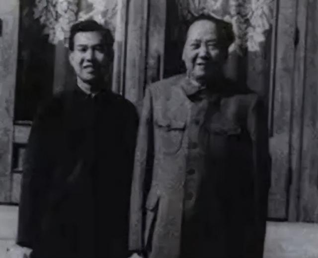 56年毛主席在北京吃羊肉泡馍，环顾四周后突然问高智：你工资多少