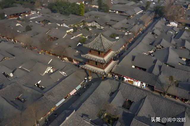 如果让你说一句老实话，介绍下2025年阆中的国庆，你会说什么？
