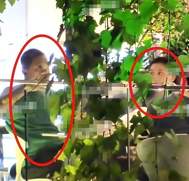 19岁李嫣跟老爸聚餐！手不离烟动作熟练，170cm身材干瘪太像王菲