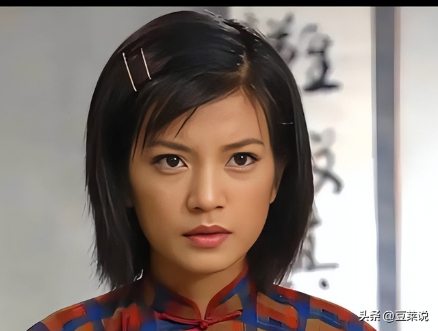 面相又变了！49岁赵薇广东吃饭，又老又瘦没架子，却再无回头路走