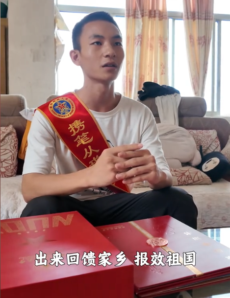 广西考生被国防科大录取，跑工地去报喜，父亲下意识动作惹人心酸