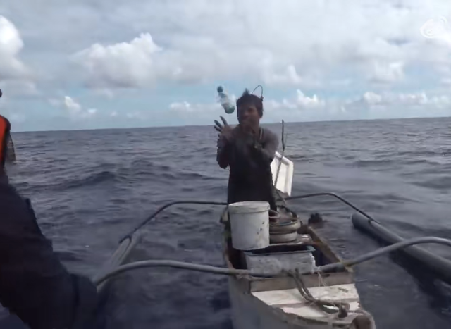 菲律宾渔民遇险，中国海军送水送食物，菲海警却恩将仇报