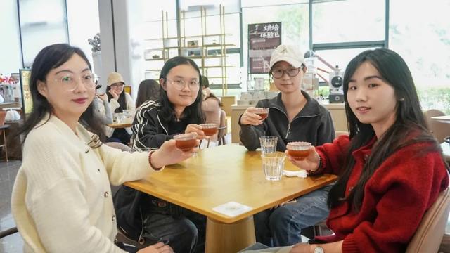 万宁将“考试+旅游”玩出新花样，幸运考生获兴隆咖啡免费一日游